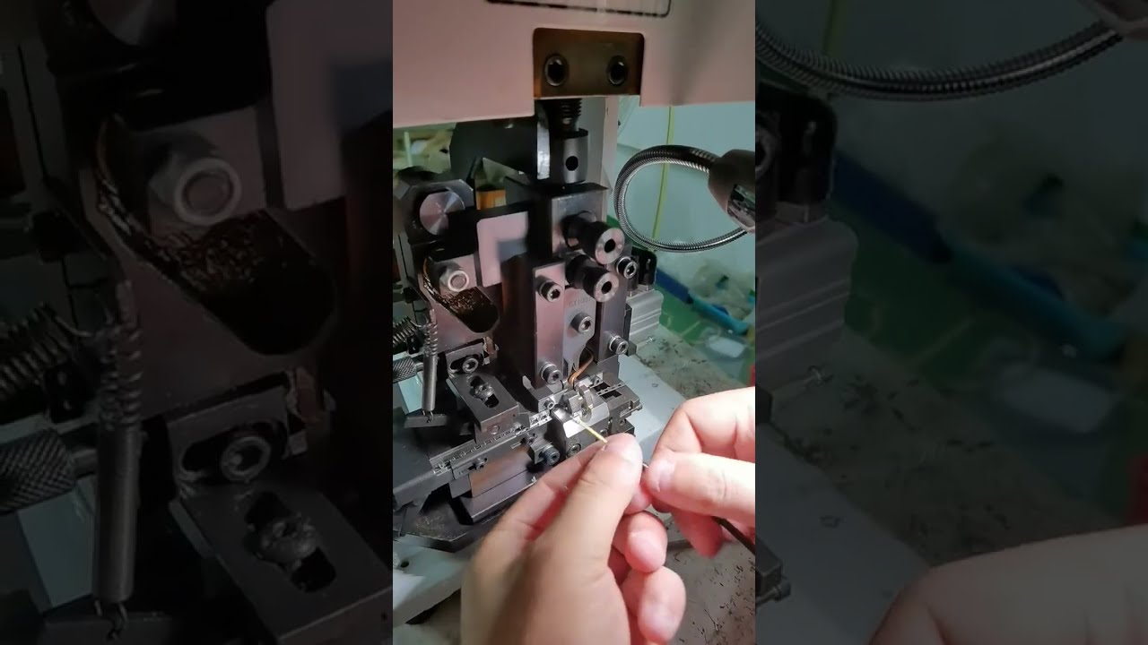 Máquina horizontal de pelar y crimpar cables con pantalla táctil – Toma real en fábrica #fábrica #maquinaria