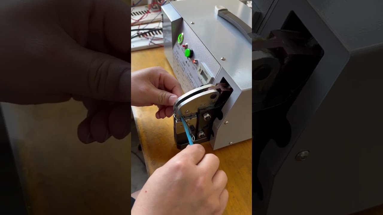Máquina crimpadora eléctrica potente para terminales hasta 70 mm² #maquinaria #fábrica #crimpado