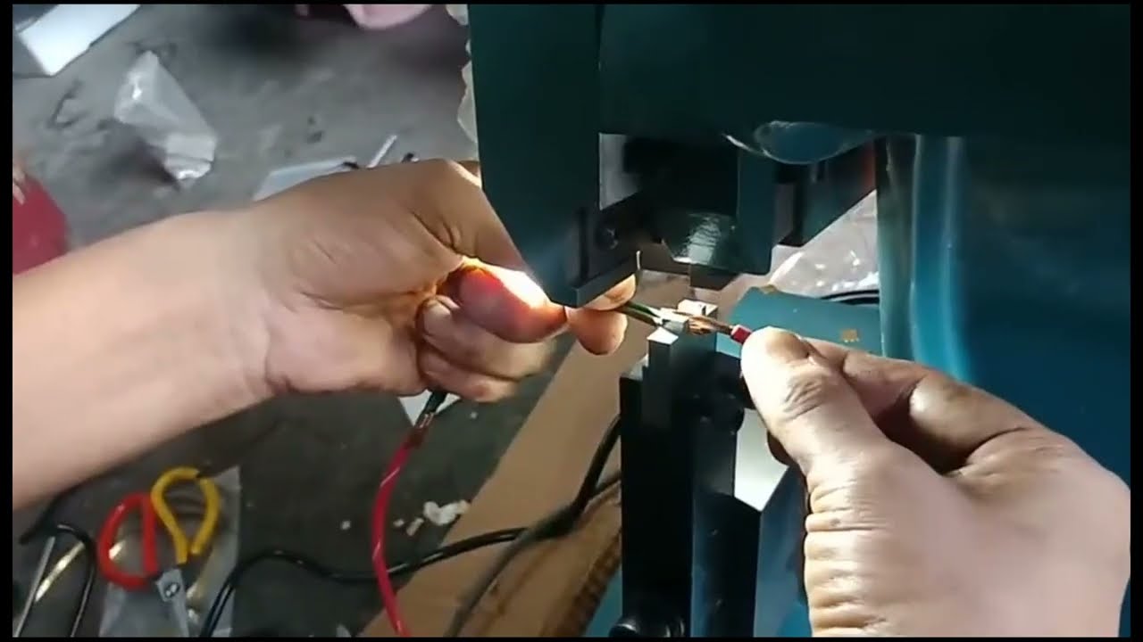 Máquina Automática de Engarce de Cinta de Cobre para Conexión de Cables Grandes: Soldadura y Engarce de Terminales Silencioso